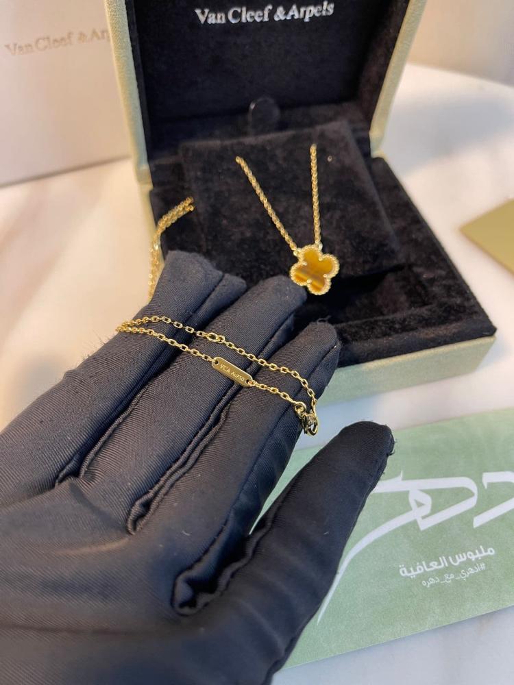 قلادة حجر النمر النسائية من Van Cleafe & Arpels