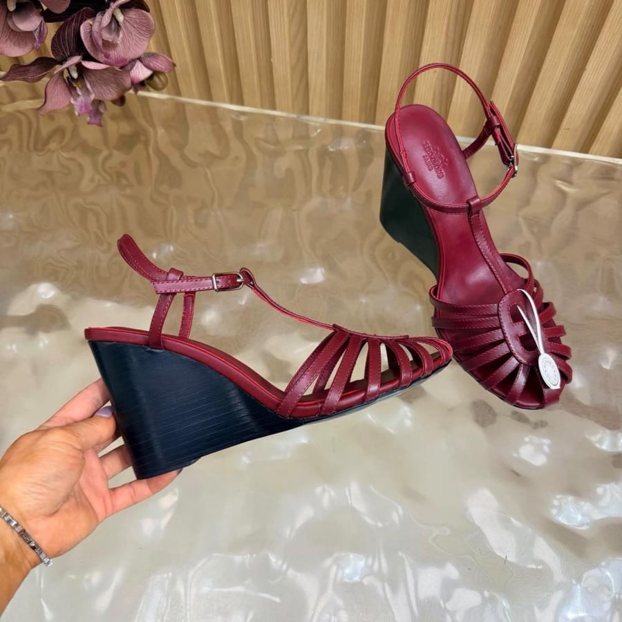 صندل ويدج نبيتي بتصميم T-Strap