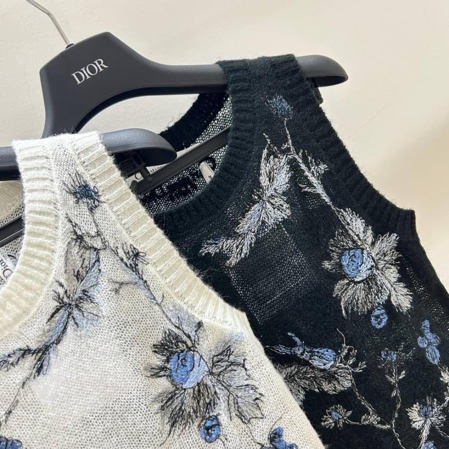 توب صيفي مطرز بنقشة زهور من ديور Dior