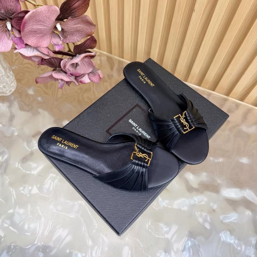 صندل Saint Laurent الأسود بشعار YSL الذهبي
