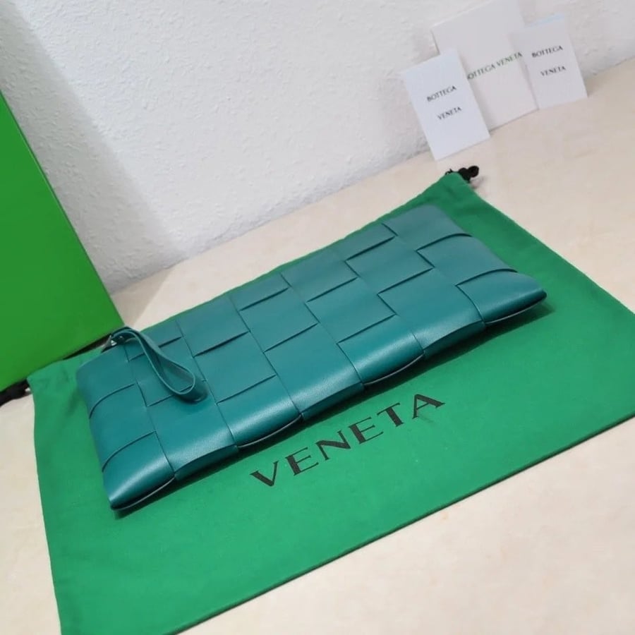 شنطة Intreccio Pouch من بوتيغا