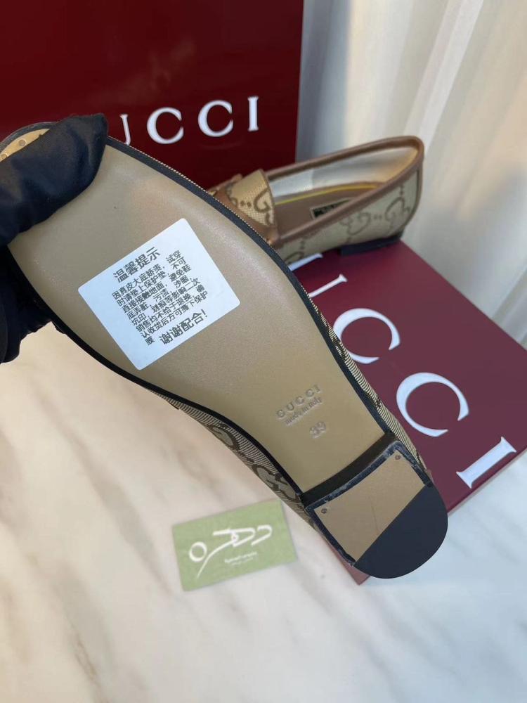 حذاء Gucci بقطعة معدنية من تصميم Horsebit