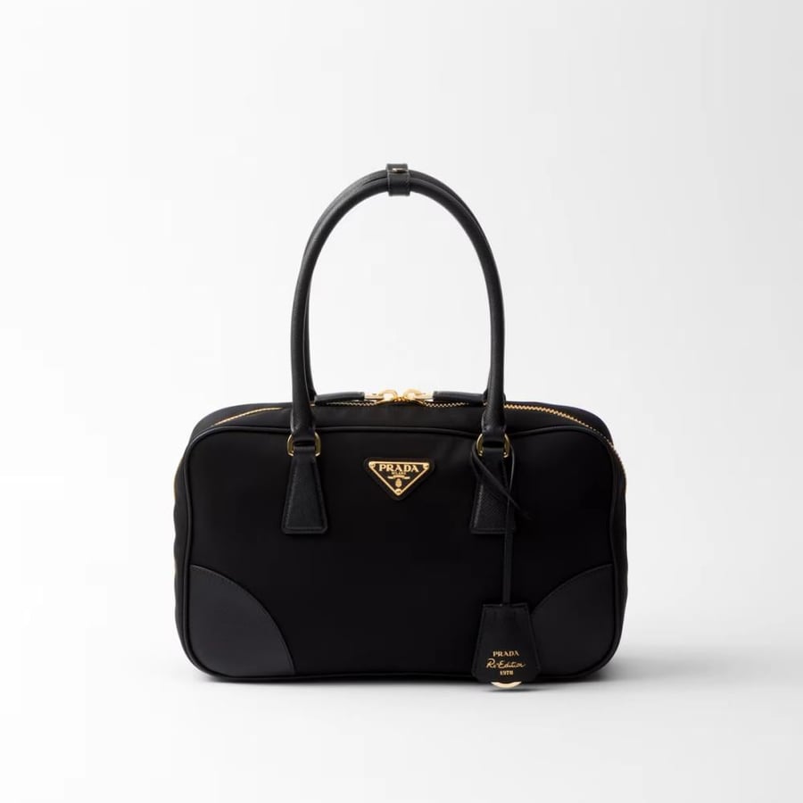 حقيبة نسائية من Prada بمقبض مزدوج مزينة بشعار الماركة - لون أسود