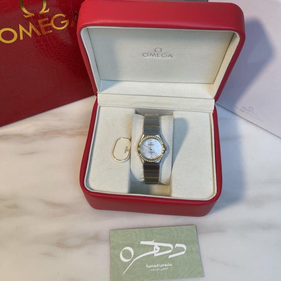 ساعة نسائية أنيقة من Omega لون أبيض مزينة بحبات الكريستال
