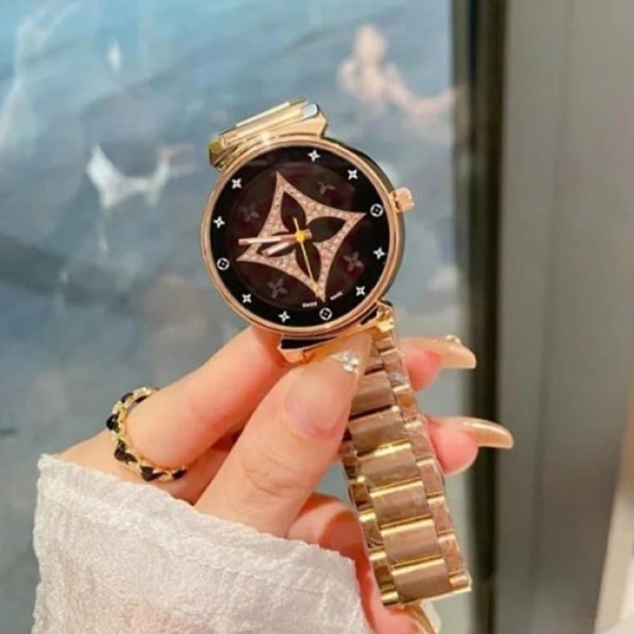 ساعة نسائية من Louis Vuitton باللون الاسود والذهبي