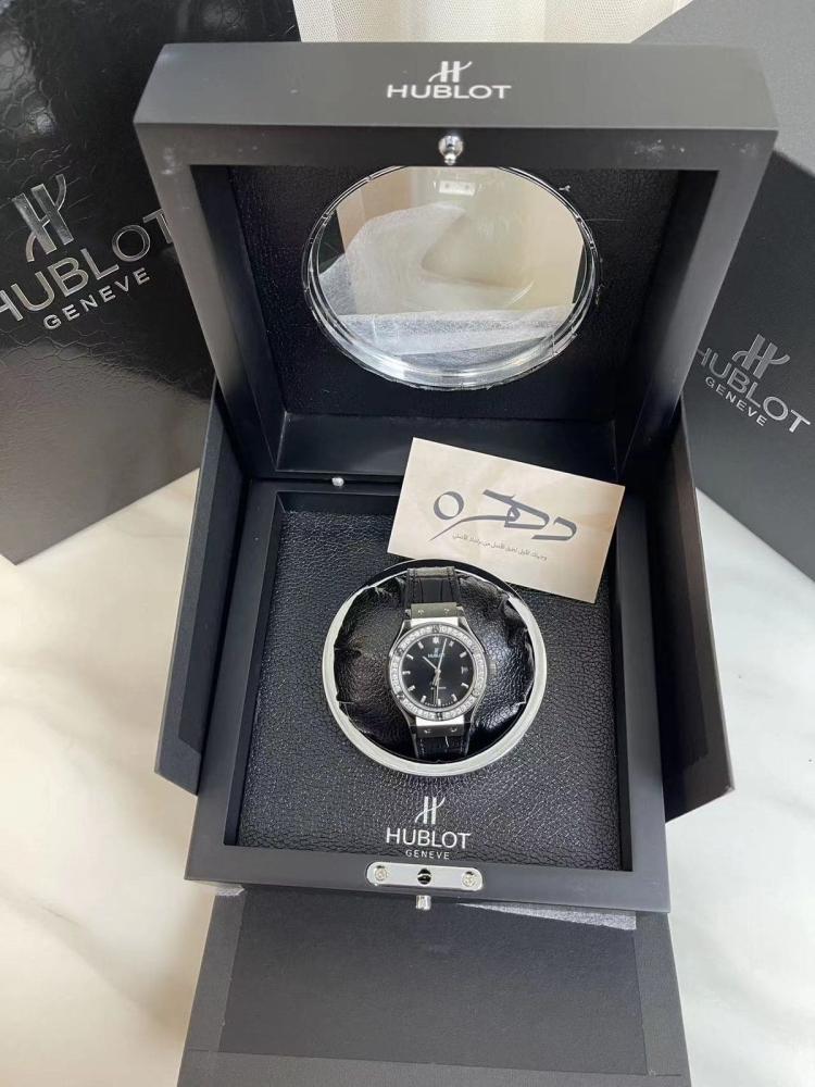 ساعة كلاسيك فيوجن تيتانيوم باطار كريستالي من هوبلو hublot
