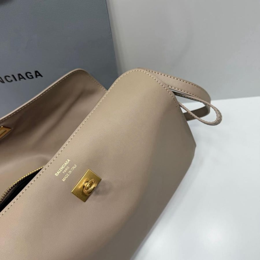 حقيبة كتف Le 7 ميديوم من بالنسياغا