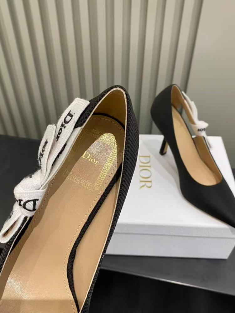حذاء بامب Dior J'Adior الكلاسيكي
