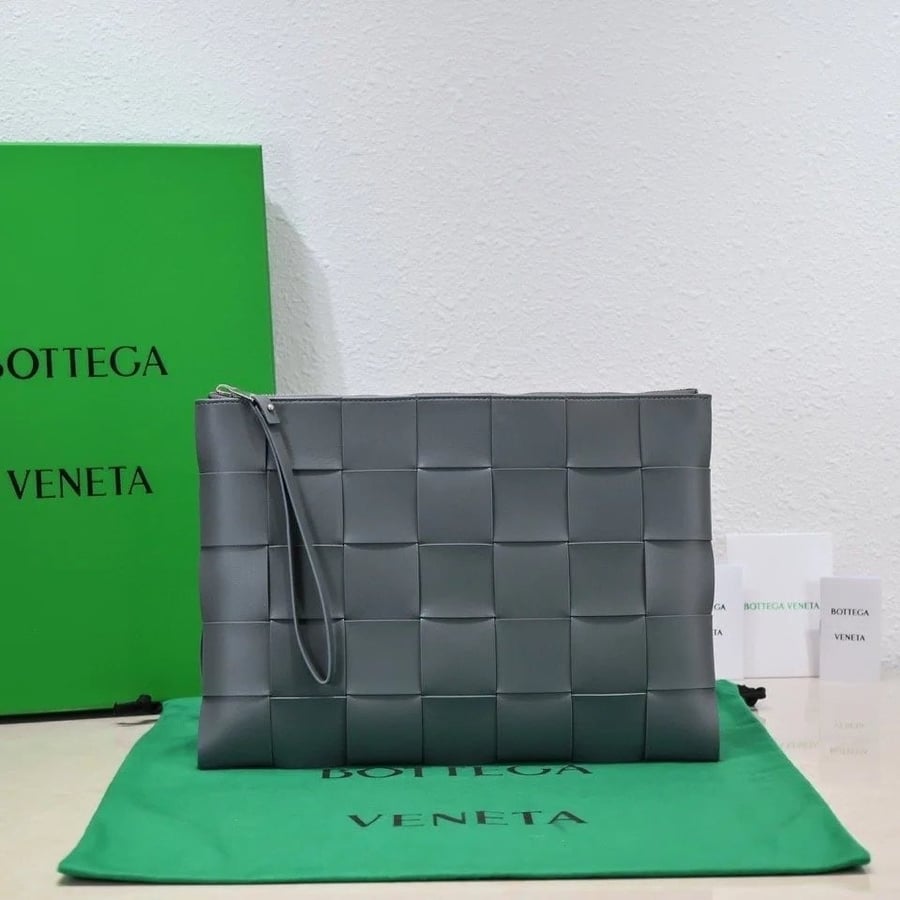 شنطة Intreccio Pouch من بوتيغا