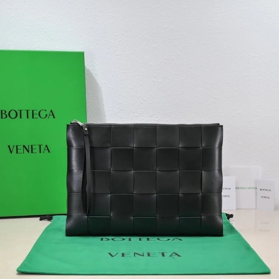شنطة Intreccio Pouch من بوتيغا