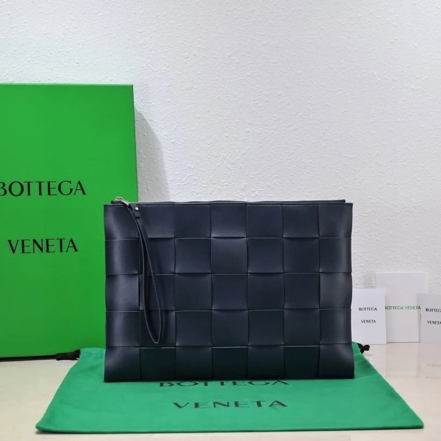شنطة Intreccio Pouch من بوتيغا