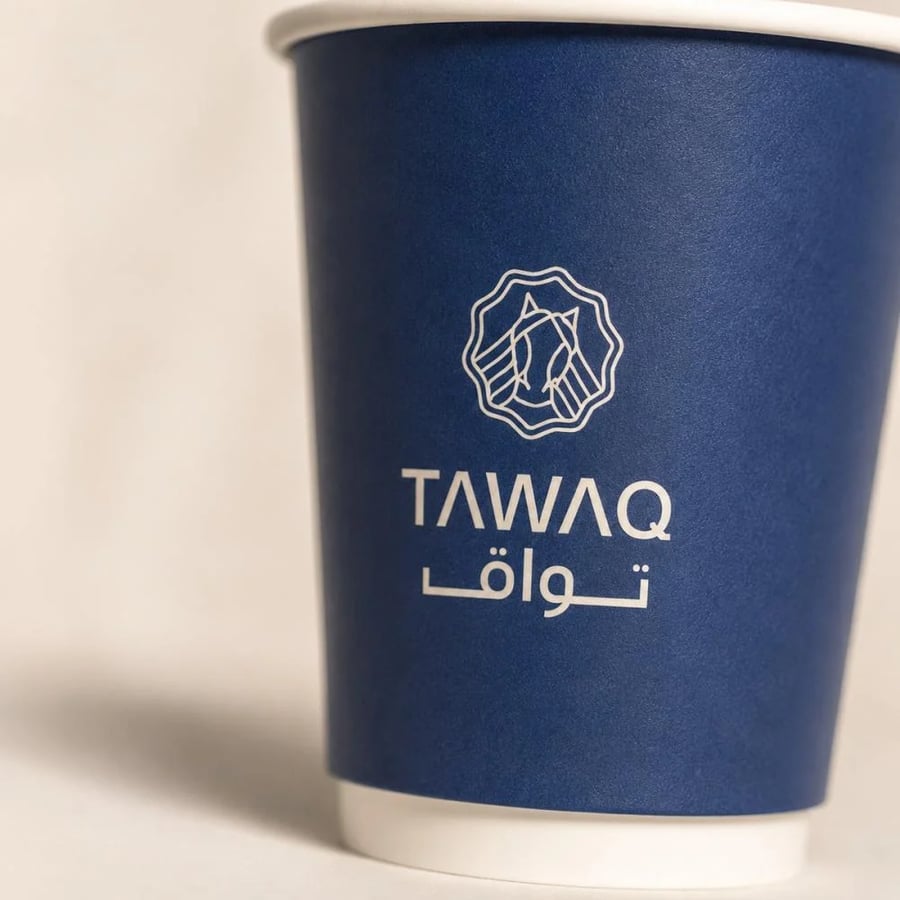 شعار تواق مطبوع على الكوب الورقي الكحلي