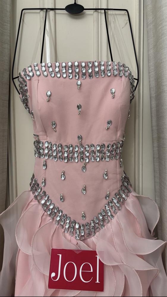 فستان سهرة وردي فاخر مرصع بالكريستال بتصميم كشكش (Ruffles) من متجر جويل