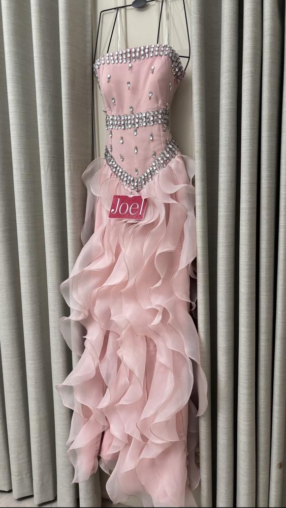 فستان سهرة وردي فاخر مرصع بالكريستال بتصميم كشكش (Ruffles) من متجر جويل
