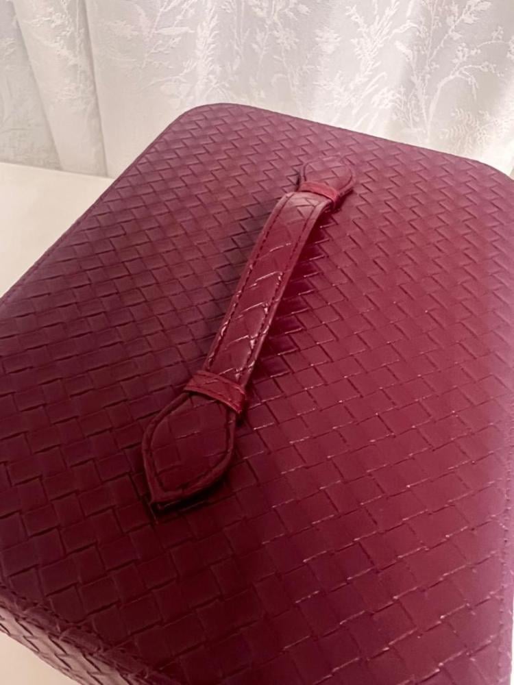 شنطة عطور كبيرة اللون بورغندي واللون الداخلي اسود - Red dark inside black