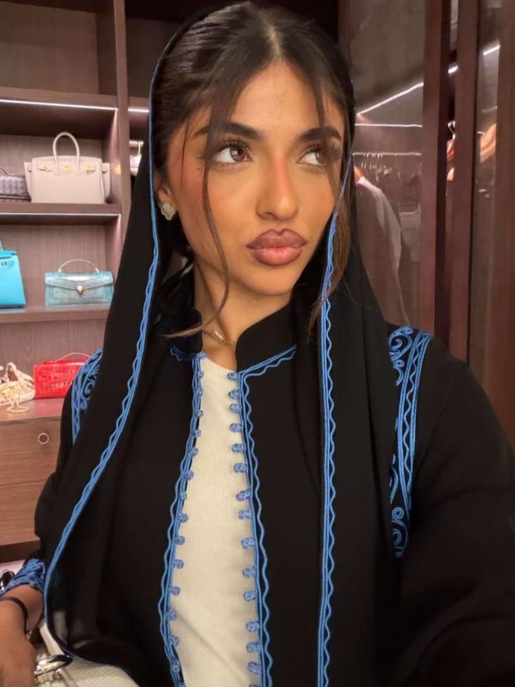 عباية بلمسة ملكية فاخرة