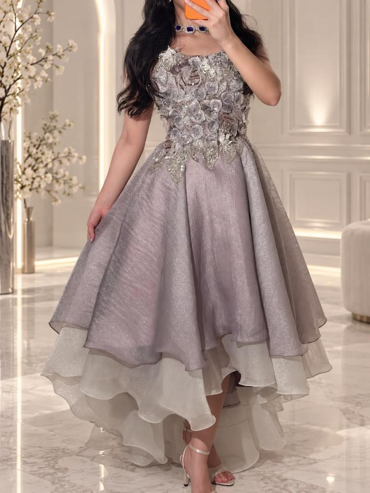 فستان سهرة أنيق بتصميم High-Low وتطريز ثلاثي الأبعاد