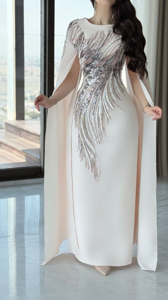 فستان كم طويل سراميك.مزين بكلفه على الصدر