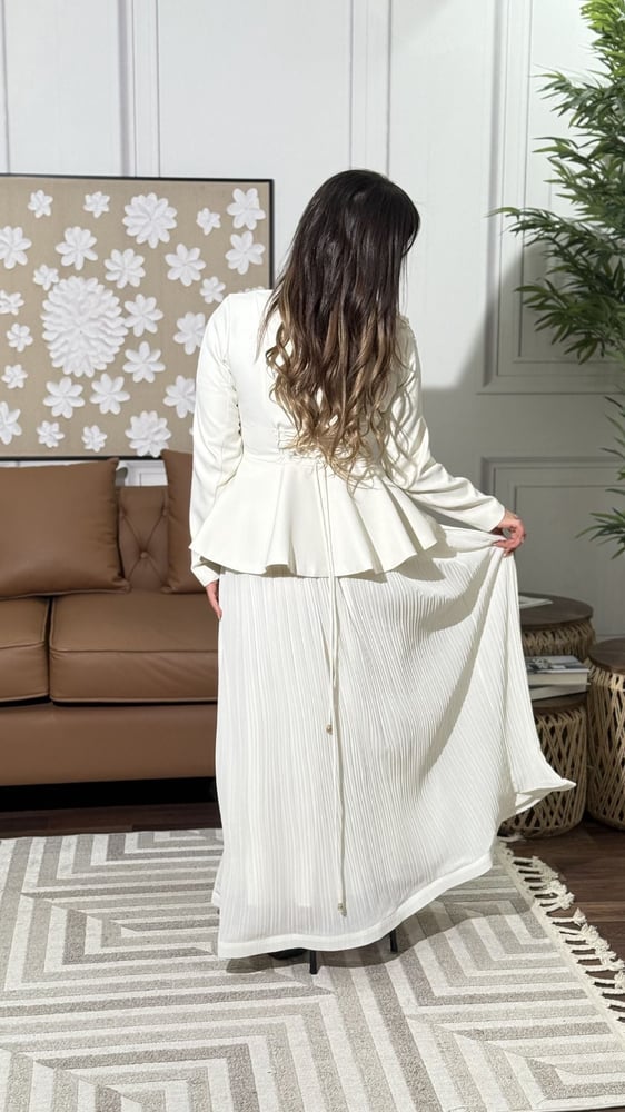 طقم أنيق يجمع بين النعومة والرقي بتصميم أنثوي فاخر مثالي للمناسبات والإطلالات الراقية.