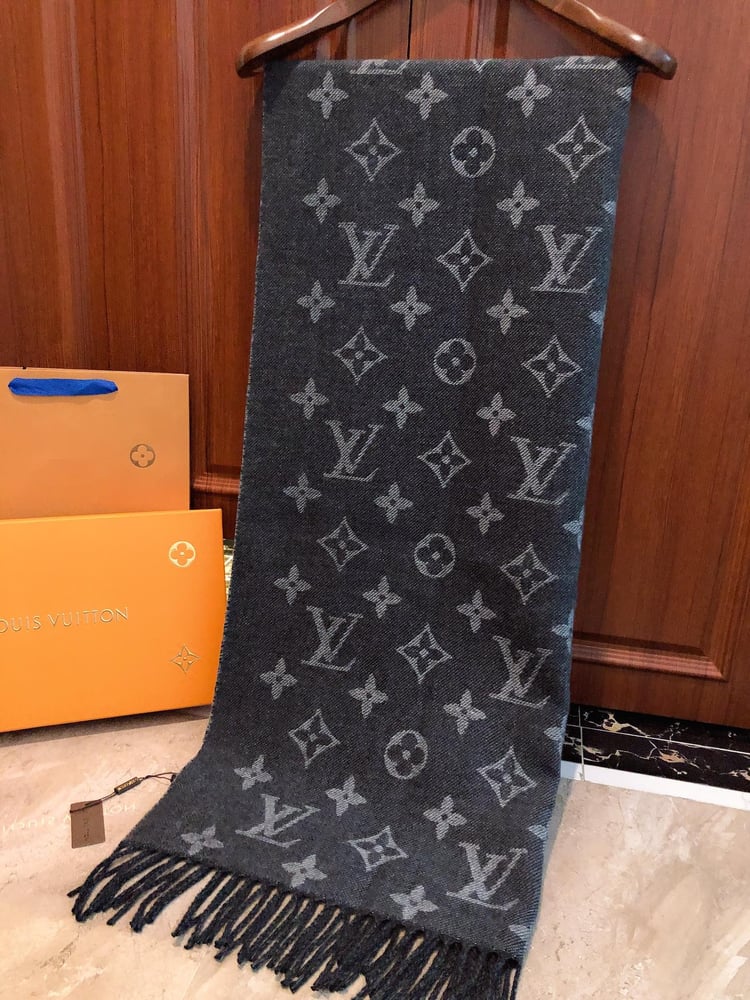 سكارف LV