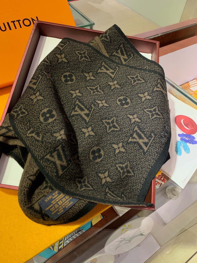 سكارف LV