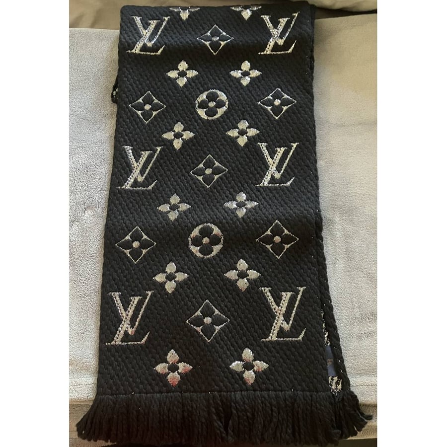 سكارف LV