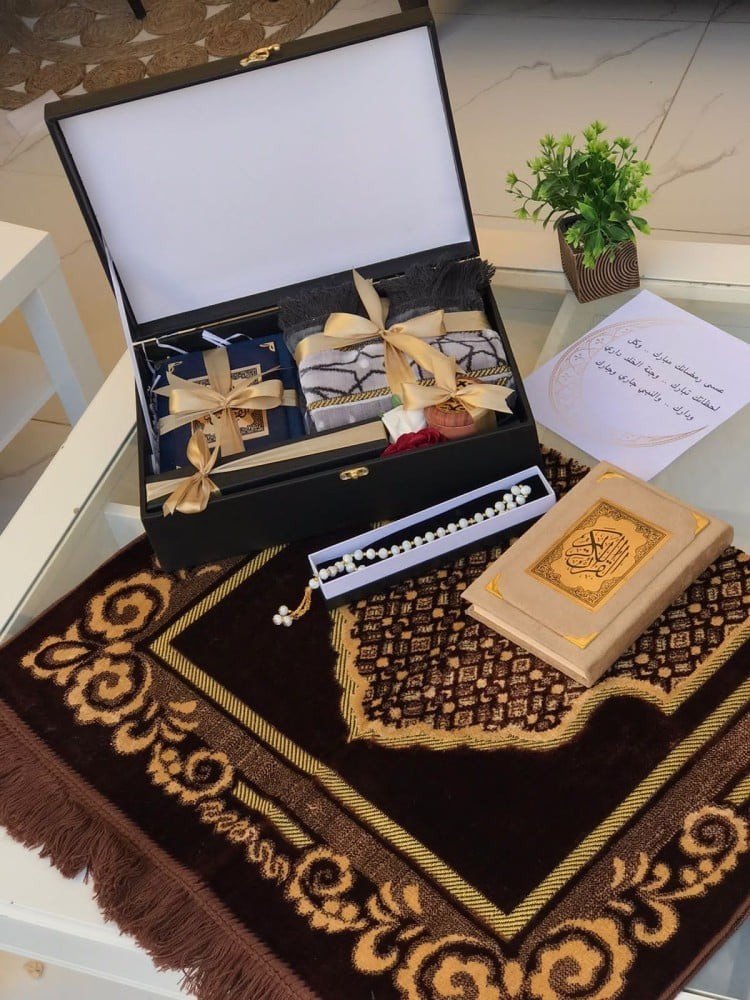 هدايا رمضان طقم صلاه سجاد ومصحف كتابة عبارة اهداء حسب الطلب
