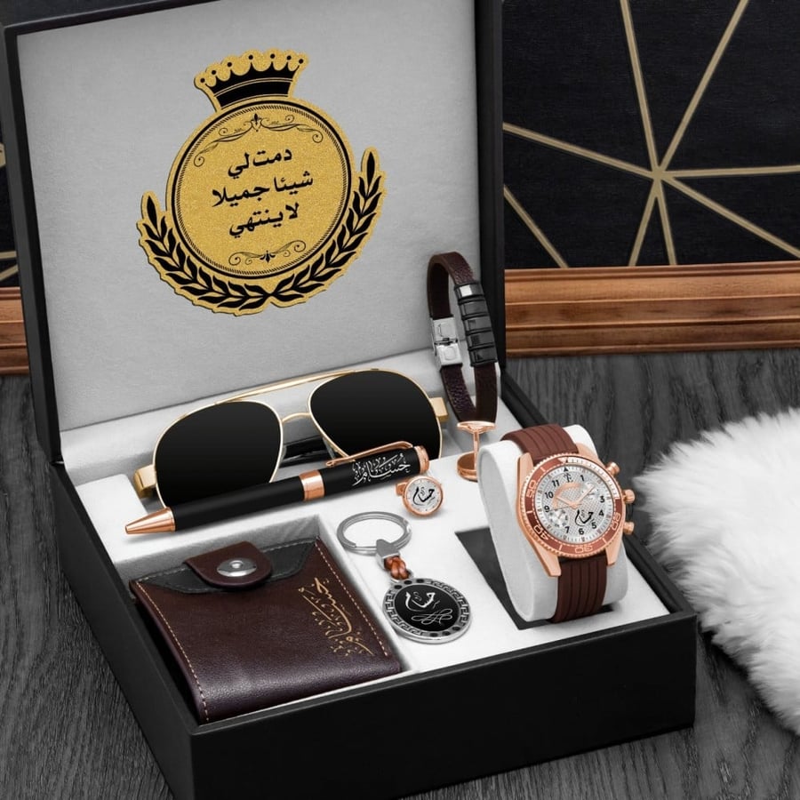 طقم رجالي شكل جديد ساعه جلد ضد الماء واسوره ومحفظه وكبك ونظاره كتابة الاسم حسب الطلب