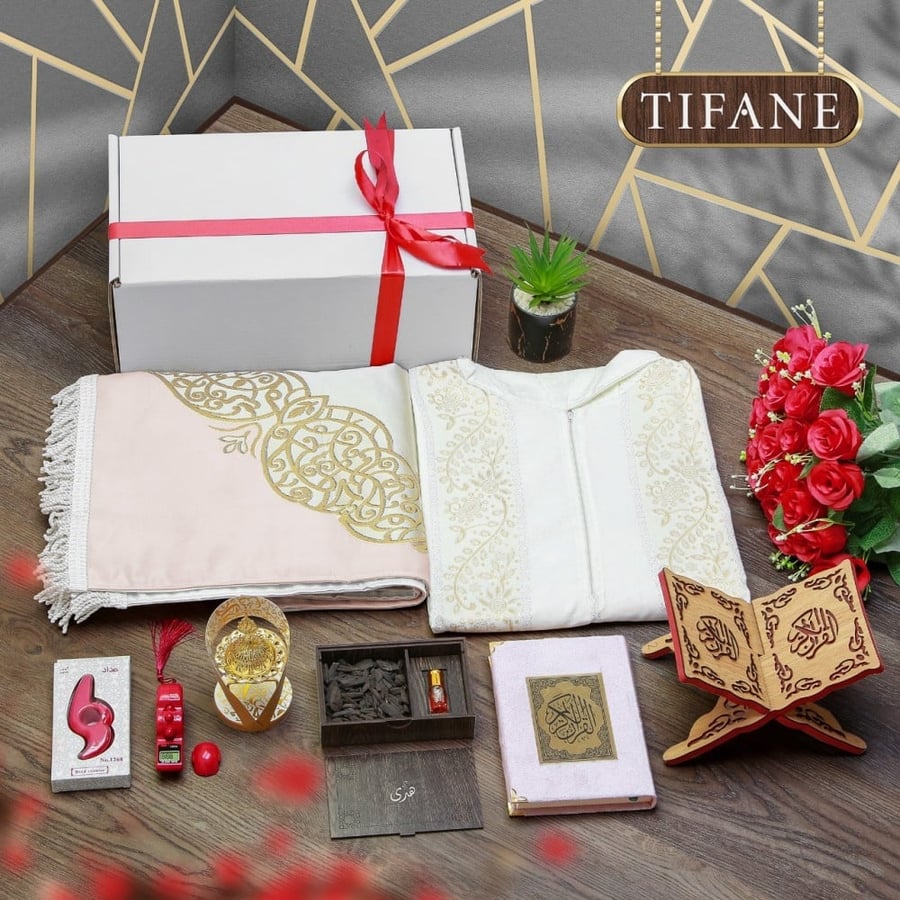هدايا رمضان بوكس نسائي شرشف صلاه وسجاد ومصحف مع كتابة الاسم وكرت اهداء