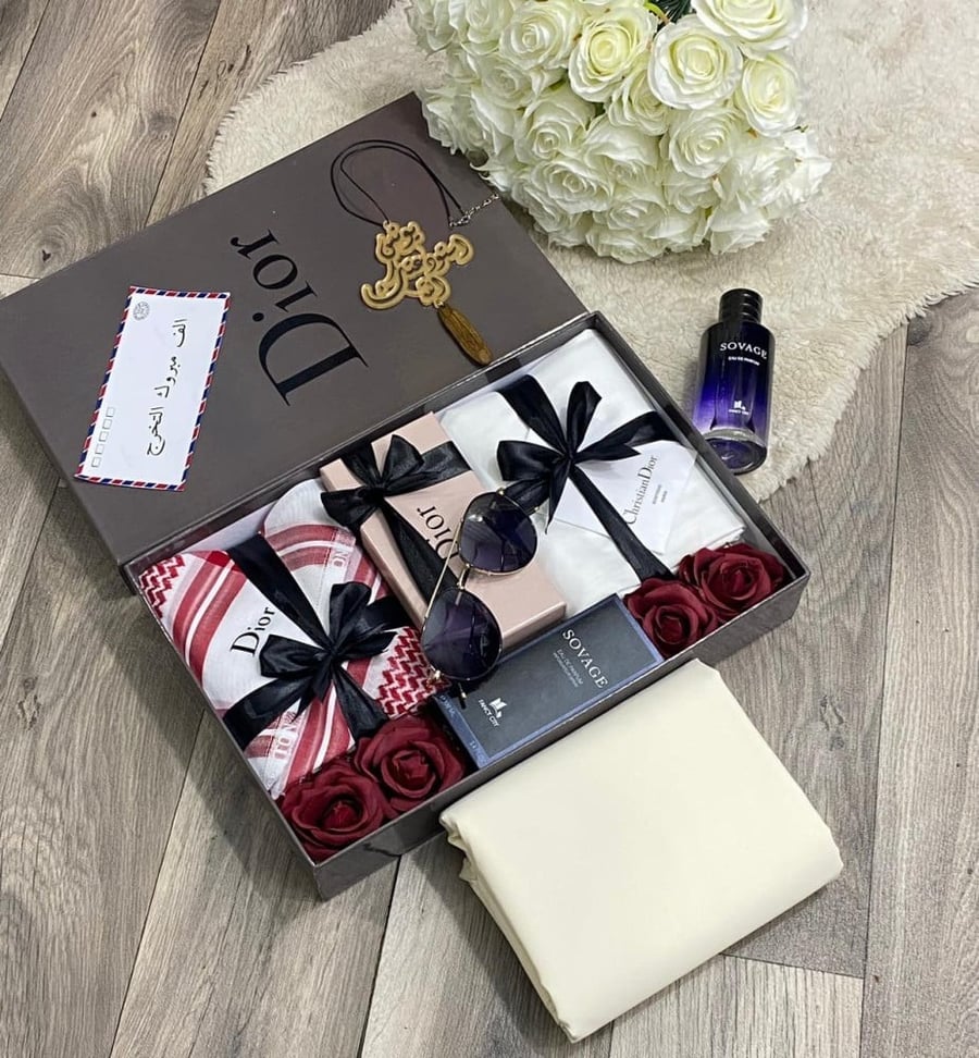 طقم شماغ وقماش وعطر هدايا العيد