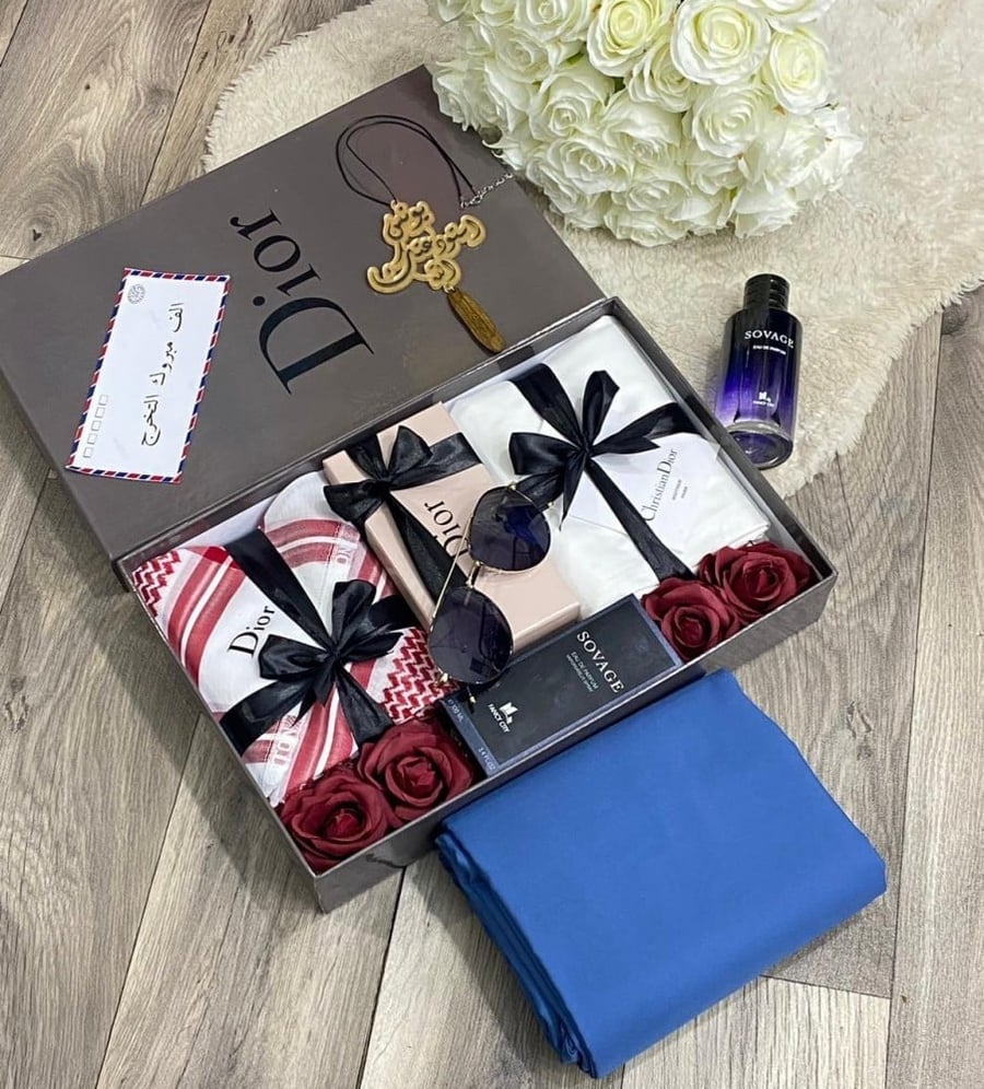 طقم شماغ وقماش وعطر هدايا العيد