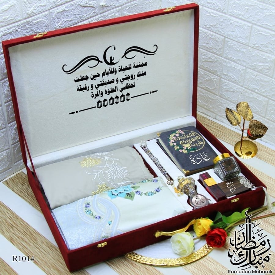 هدايا رمضان نسائية راقي بوكس بسجادة صلاة مميزة مع مجموعة إكسسوارات رمضانية أنيقة وبتصميم خاص