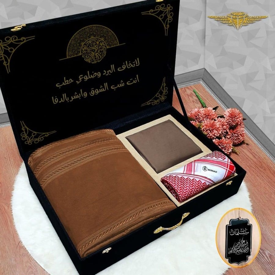 بوكس رجالي شتوي فروة وقماش وشماغ وعبارة اهداء حسب الطلب