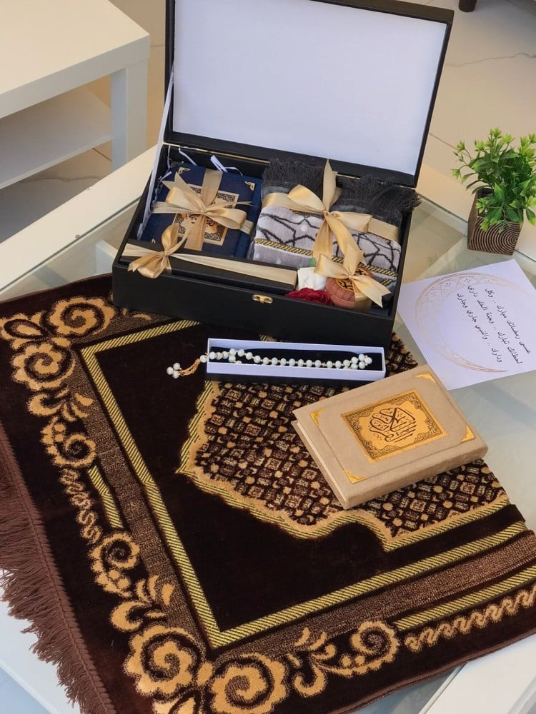 هدايا رمضان طقم صلاه سجاد ومصحف كتابة عبارة اهداء حسب الطلب