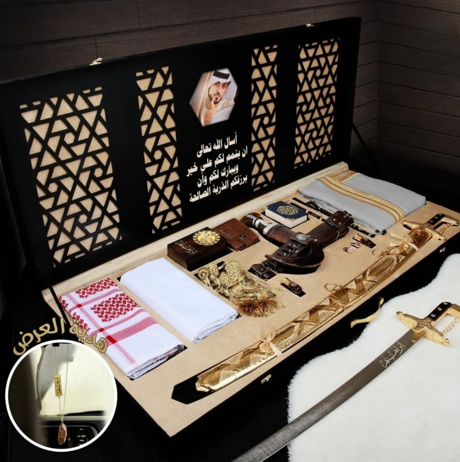 هدايا رجاليه فخمه بكس ملكي تصميم حسب الطلب وعبارة اهداء للمناساب