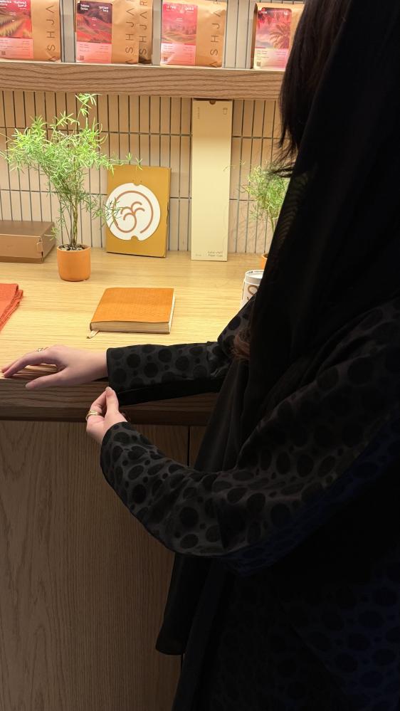 عباية جاكار قطيفي منقط نص بشت