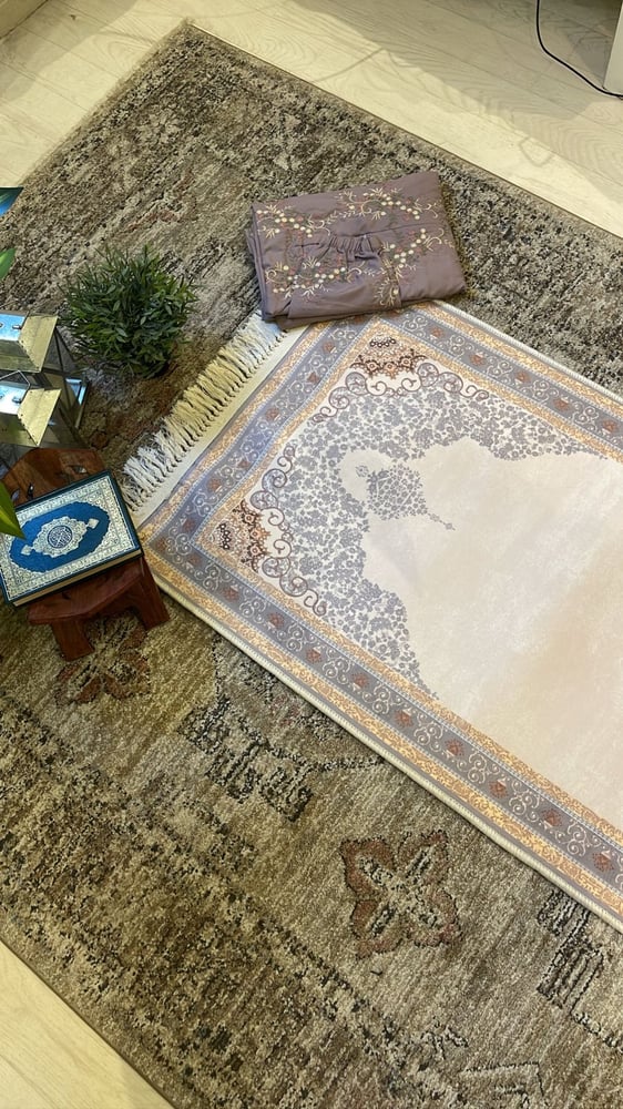 سجادة صلاة مانع للانزلاق بشراشيب هاند ميد يدوي طويل هادي النقش ومريح بمقاس120x70 _ألوان متعددة حسب المتوفر. من # سجادتك