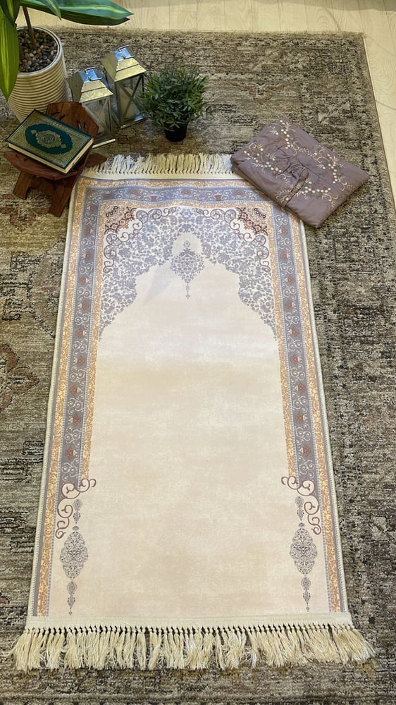 سجادة صلاة مانع للانزلاق بشراشيب هاند ميد يدوي طويل هادي النقش ومريح بمقاس120x70 _ألوان متعددة حسب المتوفر. من # سجادتك