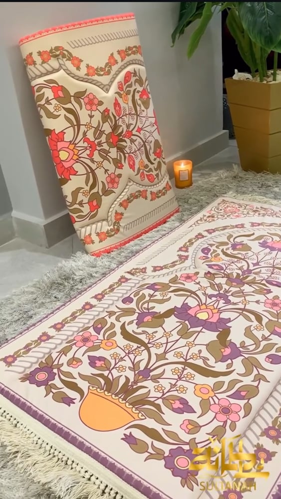 سجادة صلاة مريحة_مبطنة اسفنج طبي 2سم مريح للقدمين والركبتين من المخمل الناعم مزخرف وانيق  _ ألوان متعددة حسب المتوفر. من # سجادتك. سجادة اسفنجية طبية ومريحة