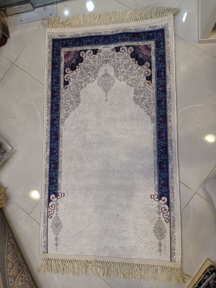 سجادة صلاة مانع للانزلاق بشراشيب هاند ميد يدوي طويل هادي النقش ومريح بمقاس120x70 _ألوان متعددة حسب المتوفر. من # سجادتك