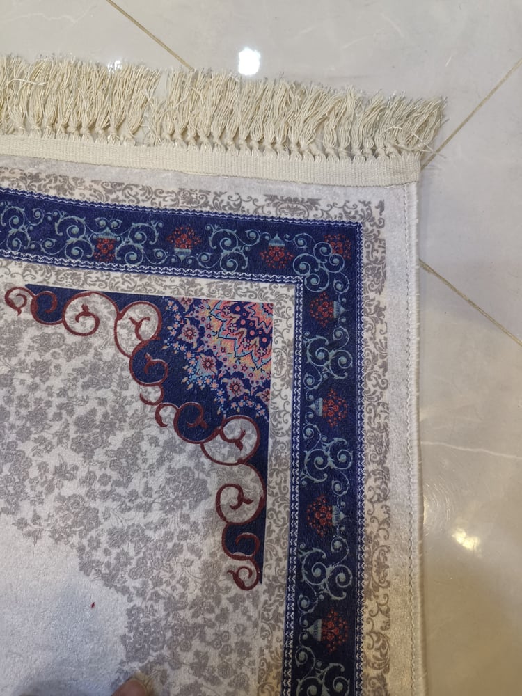 سجادة صلاة مانع للانزلاق بشراشيب هاند ميد يدوي طويل بنقش الرمادي المريح للنظر والملمس بمقاس120x70 _ألون متعددة حسب المتوفر. من # سجادتك