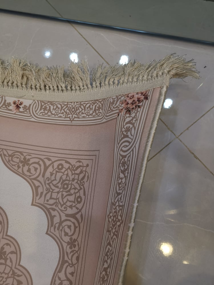 سجادة صلاة مانع للانزلاق بشراشيب هاند ميد يدوي طويل بنقوش الورود طراز قديم بمقاس120x70 _ألوان متعددة حسب المتوفر. من # سجادتك