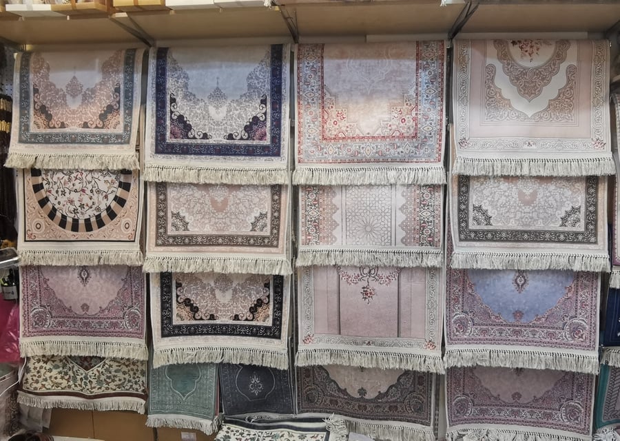 سجادة صلاة مانع للانزلاق بشراشيب هاند ميد يدوي طويل من اجمل الرسمات الاسلامية بمقاس120x70 _ألوان متعددة حسب المتوفر. من # سجادتك