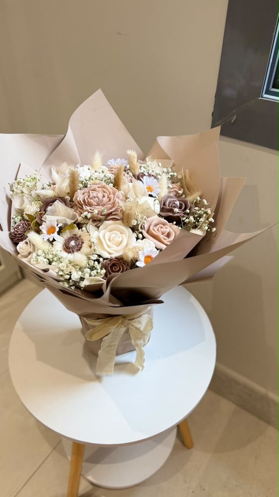 باقة شموع عطريه البيج والبني عدد الحبات19
