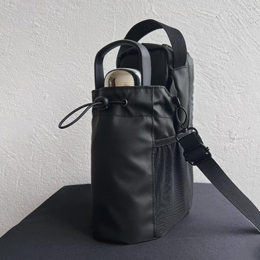 Magnetic water bottle bag for the gym with shoulder strap and pockets for the phone