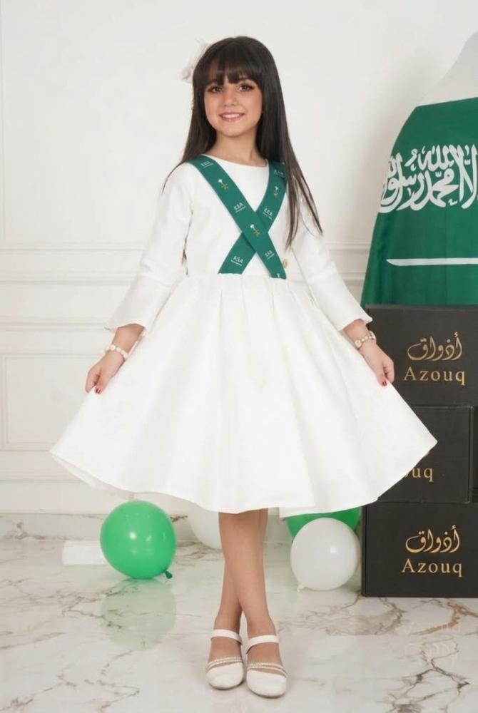 فستان بناتي وطني باللون الأبيض بحمالات متقاطعة مطرزة