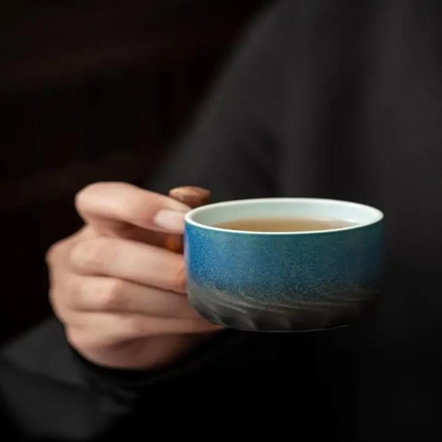 كوب سيراميك يدوي قديم بمقبض خشبي