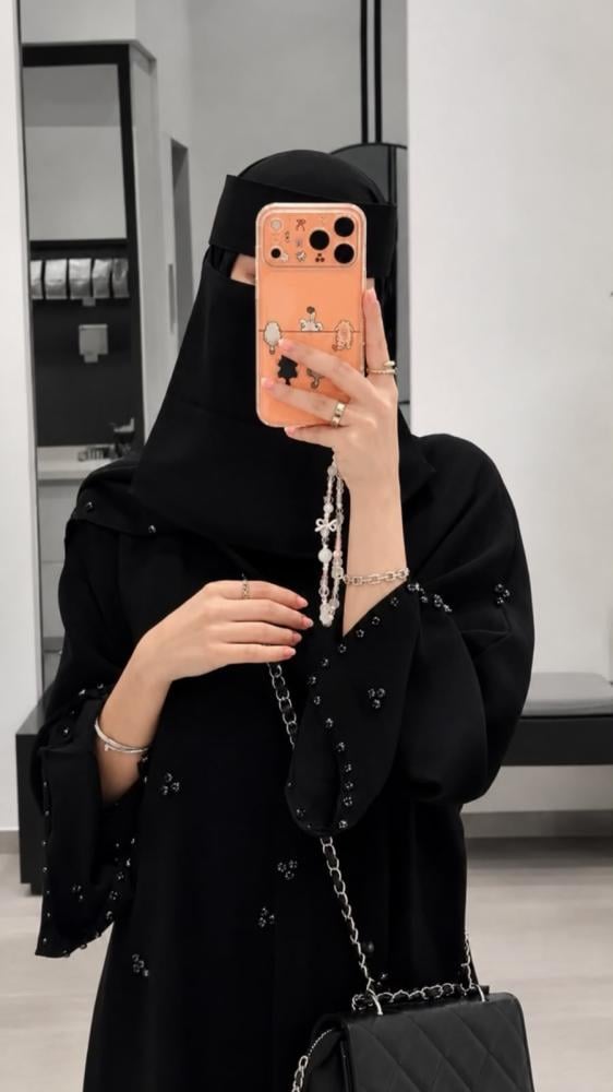 عبايه رسميه سواء عميقه مع تفاصيل اللؤلؤ