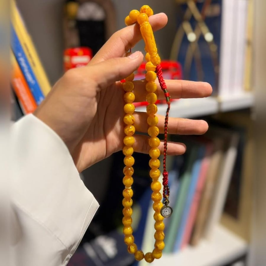 مسباح أصفر بتموجات عسلية بكركوشة الساعة معلق من اليد