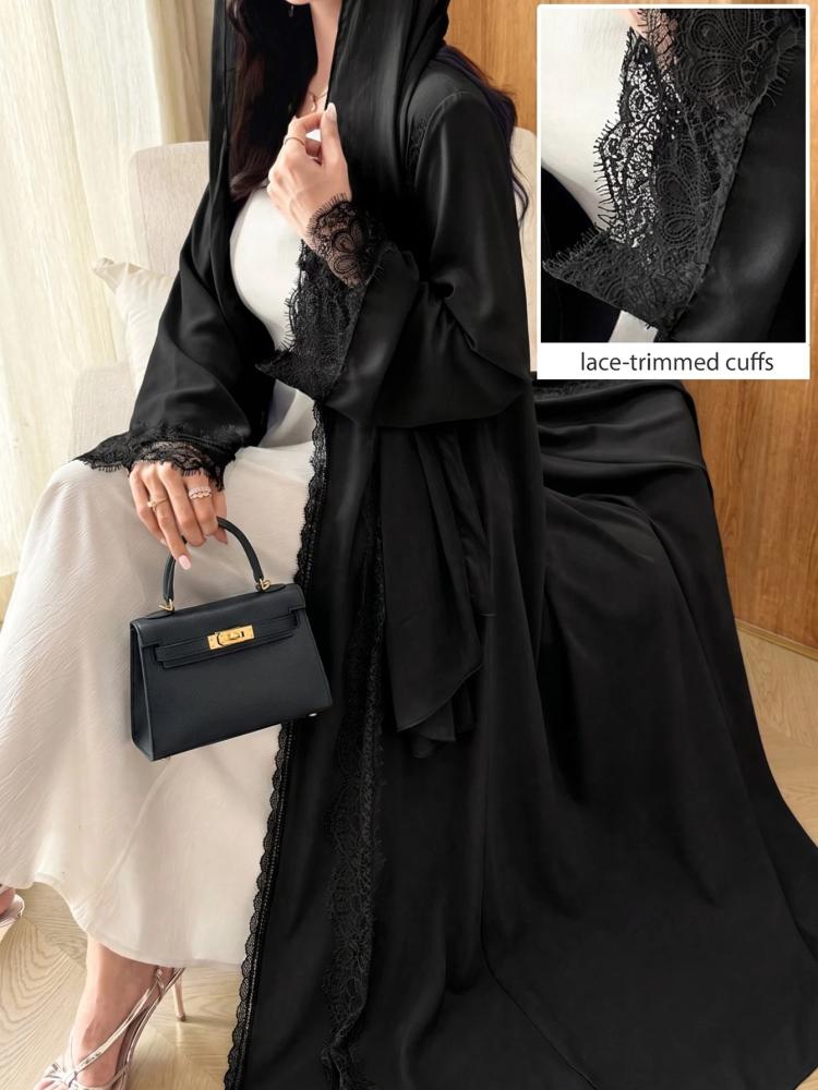 Al Najma عباءة نسائية بتصميم رومانسي أنيق بلون موحد مع تفاصيل شبكية ودانتيل مزخرف وذيل واسع